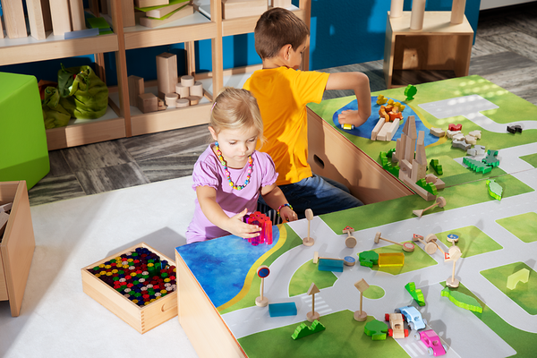 Spieltisch, Straßenspielmatte, Holzbausteine, Spielzeugautos, Landschaftsmotiv