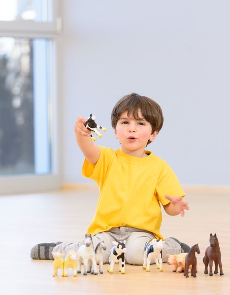 Toy figures, Pferde-Spielzeug, Plastikfiguren, Kind mit Spielzeug, Gelbes T-Shirt