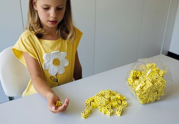 würfel, gelbe würfel, kinder spielen, spielsteine, würfelspiel