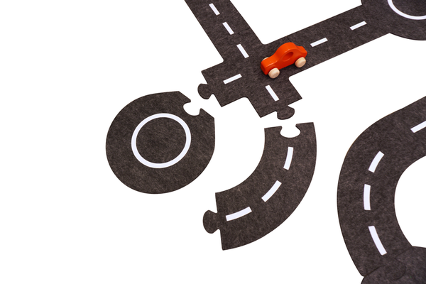 GOKI Spielstraße aus Filz, 28-teilig inkl. 2 Holzautos GOKI Spielstraße aus Filz, 28-teilig inkl. 2 Holzautos