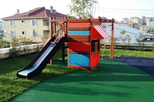 Klettergerüst mit Kletterwand und Rutsche