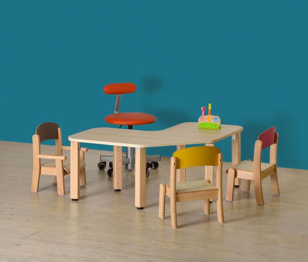 ErzieherInnen-Hocker mit Rückenlehne, höhenverstellbar