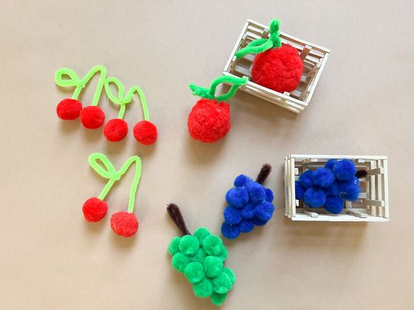 Pom-Poms, Stoffpompons, rot/grün/blau, Mini-Korb, Bastelbedarf