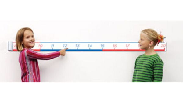 Kind, Linealmaß, Messen, Wand, gestreiftes Hemd