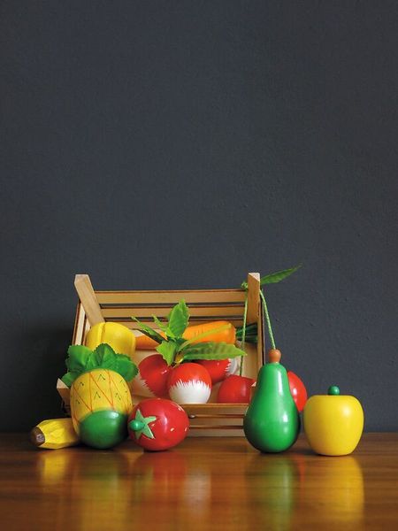 holzkorb, spielzeug-oberflächen, obst und gemüse aus holz, farbige obst und gemüse, platzdeko