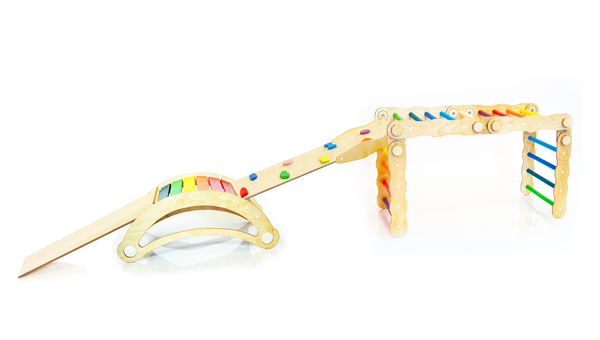 Wandelbares Klettergerät mit Rampe/Rutsche Wandelbares Klettergerät mit Rampe/Rutsche