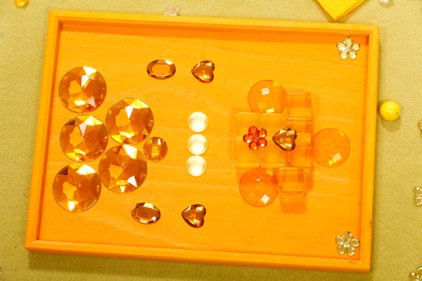 aqua Steine, orangefarbene Edelsteine,  Edelsteine Schmuck,  Edelsteingruppe auf Ablage, transparente Edelsteine