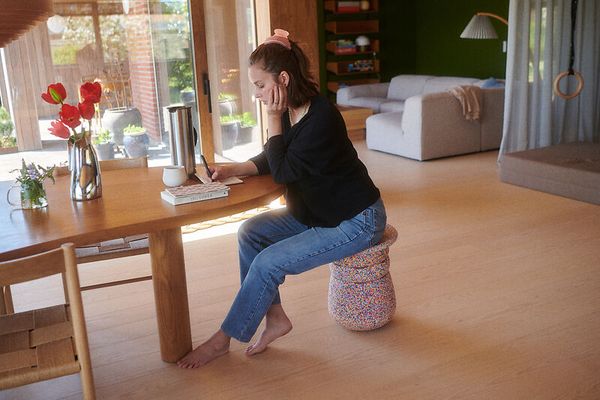 Frau, Sitzen, Hocker, Tisch, Wohnzimmer