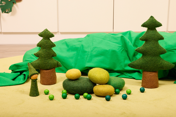 walddekoration, miniaturbäume, Filzsteine, grünes moos, grüne steine