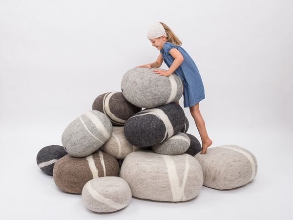 Steinchen, Kieselstein, Steinkugel, Kissenstein, Skulptur?
