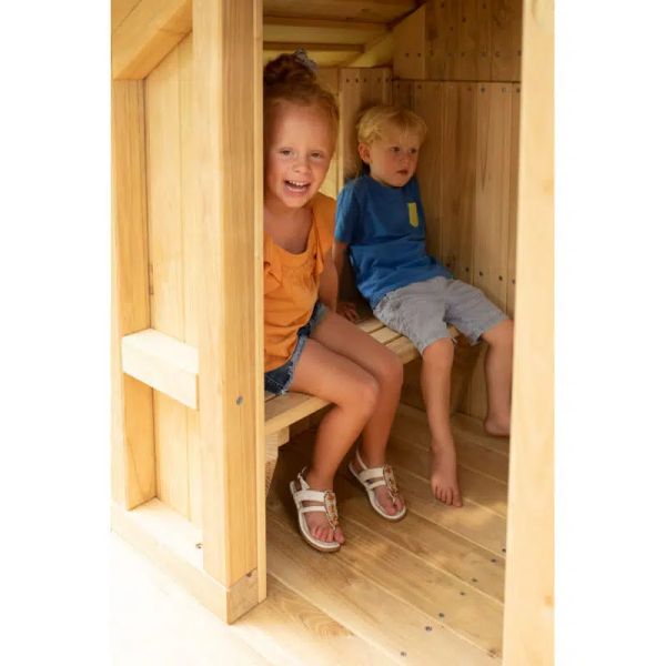 holzstuhl, kindersitz, kleidung, sandalen, kinderspielzimmer