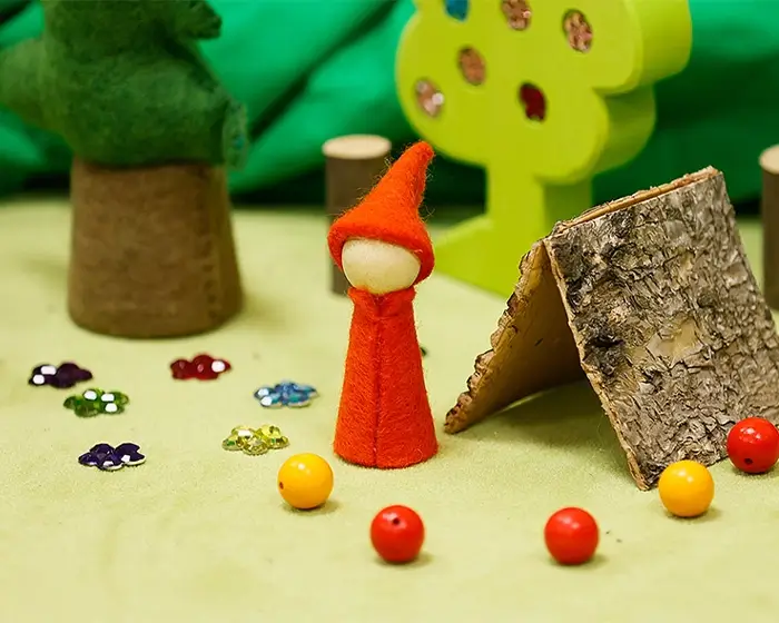 Spielen und Lernen mit Loose Parts gebauter Wald aus Loose Parts