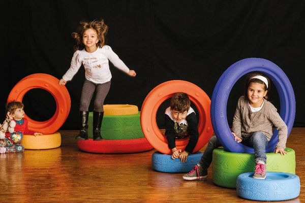 tire playground, kinder spielplatz, bunte reifen, weiche blöcke, kids playing