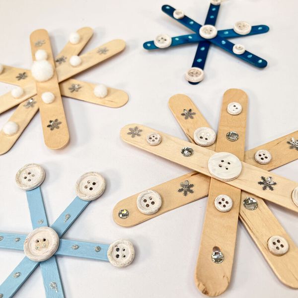 Holzstäbchen, Knöpfe, Schneeflocken, Bändchen, Sternartige-Dekoration