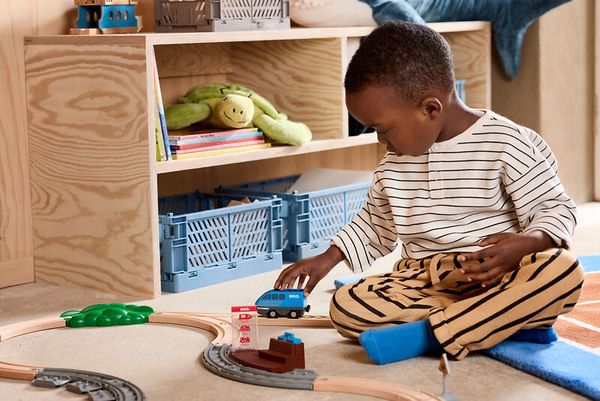 BRIO Schnellzug-Lok mit Rückziehmotor, ab 3 Jahre BRIO Schnellzug-Lok mit Rückziehmotor, ab 3 Jahre