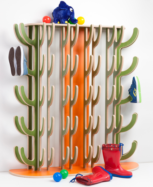 Kinderhaken, Kleiderhaken, Holzständer, Kunststoffschutz, Bunte Schuhe
