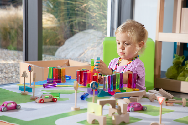 Kinderspielzeug, Bausteine, Konstruktionsspielzeug, Holzspielzeug, Spielzeugauto