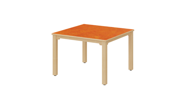 Tisch, orange Tischplatte, helles Holzgestell, quadratische Form