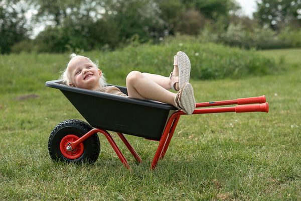 Gartenharke, Schubkarren, Rutsche, Kinder, Geländewagen