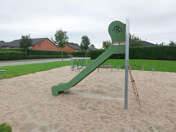 offene Rutsche mit Kletternetz
