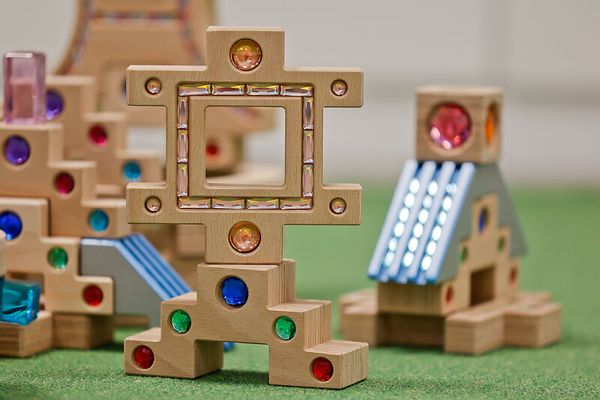 Holzspielzeug, Konstruktionsspielzeug, Steine mit Griffen, Farbensteine, Bausteine