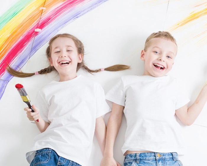 Stifte, Farben & Co. Kinder malen einen Regenbogen mit Pinsel