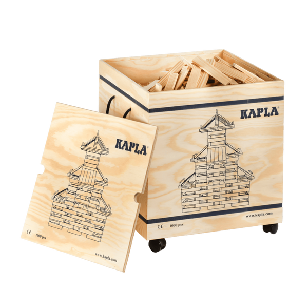 KAPLA 1.000 Bausteine in Holzkiste auf Rädern und 2 Anleitungsheften KAPLA 1.000 Bausteine in Holzkiste auf Rädern und 2 Anleitungsheften