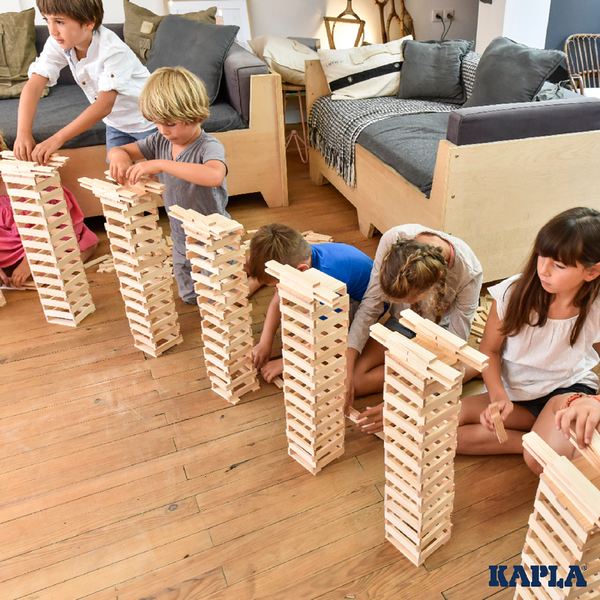 KAPLA 1.000 Bausteine in Holzkiste auf Rädern und 2 Anleitungsheften KAPLA 1.000 Bausteine in Holzkiste auf Rädern und 2 Anleitungsheften