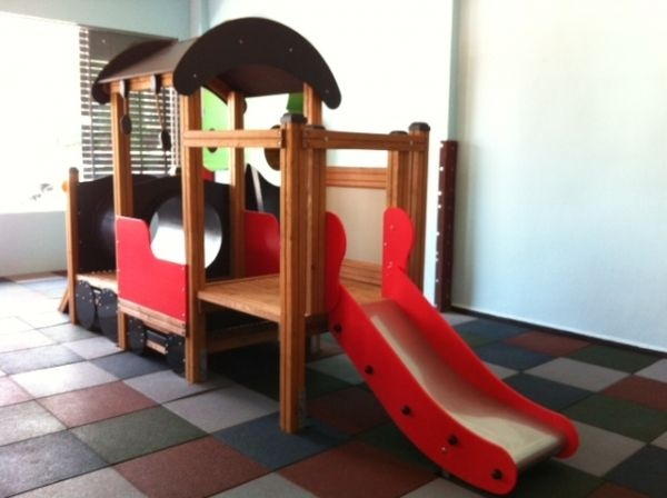 Klettergerüst, Kletterturm, Spielgerät, Rutsche, Holzspielplatz