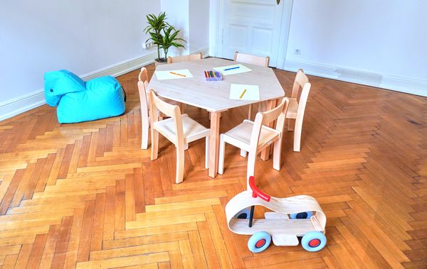 Tisch-Stuhl-Kombination Trapez zargenlos, Buche hell, Metallbeine feststehend Tisch-Stuhl-Kombination Trapez zargenlos, Buche hell, Metallbeine feststehend