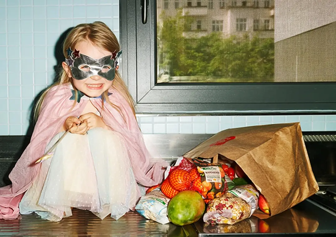 verkleidetes-kind-mit-lebensmittel-tüte