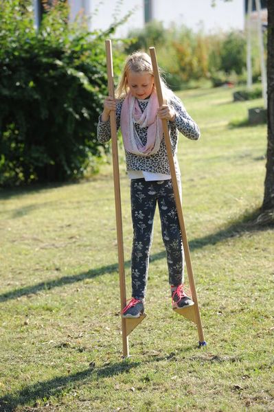 Kinder, Xylophon, Holzstativ, Schuhe, Garten