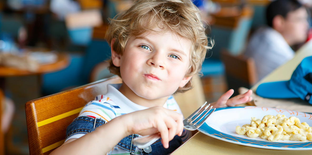 Junge am Essen mit einer Gabel