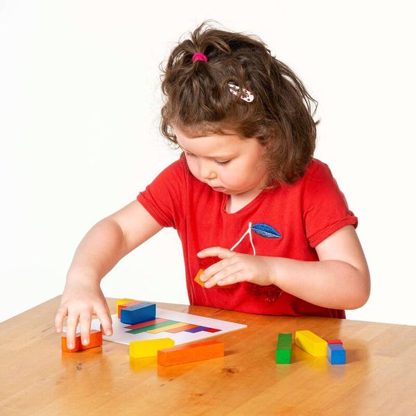 Holzbauklötze, Bauspielzeug, Kinderspielzeug, farbige Blöcke, Geometrische Formen