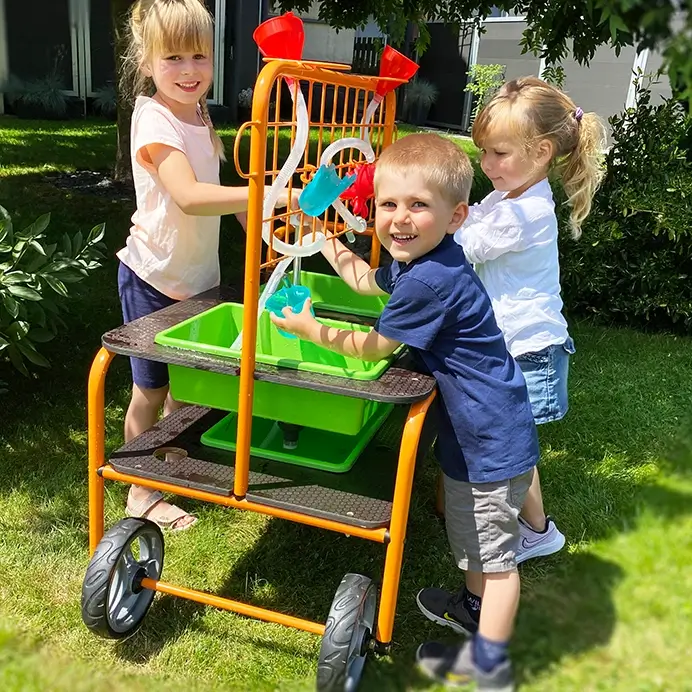 Kita-Projekte zum Thema Wasserwerkstatt: Kinder am Wasserwagen