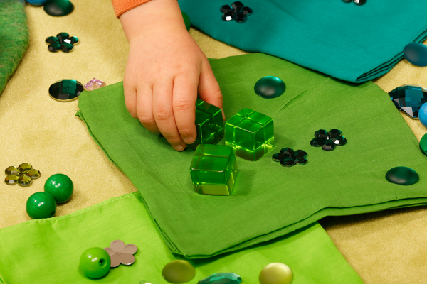 BAUSPIEL Spieltücher/Farbkreistücher (80 x 80 cm) aus Baumwolle, 12 Stück BAUSPIEL Spieltücher/Farbkreistücher (80 x 80 cm) aus Baumwolle, 12 Stück