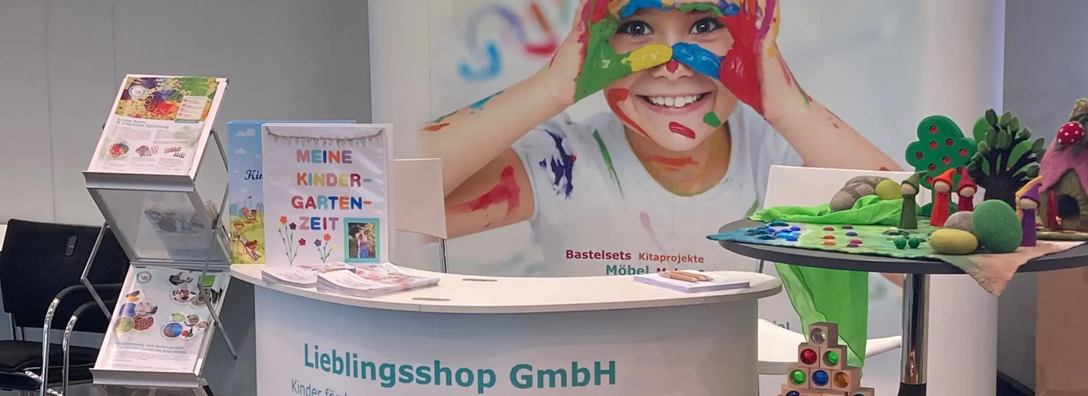 Aufsteller: Mädchen mit bunt angemalten Gesicht