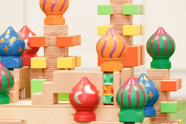 REGENBOGENLAND Zwiebeltürme, 12 Elemente in 4 Farben inkl. Kasten