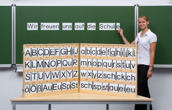 BETZOLD Große Buchstabenkarten, magnetisch, im Holzkoffer