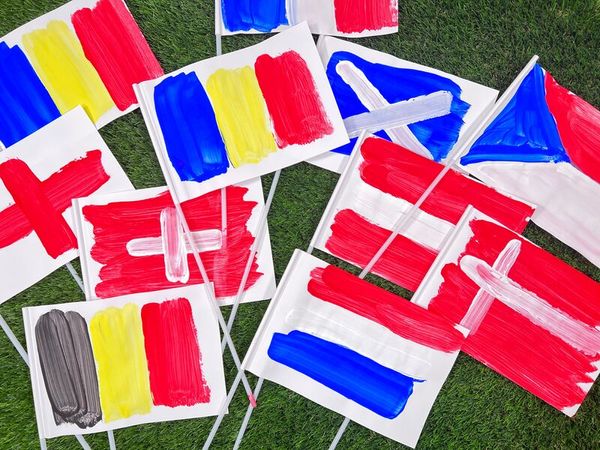 Papierfähnchen, DIN A5, Stablänge 40cm, weiß Papierfähnchen, DIN A5, Stablänge 40cm, weiß