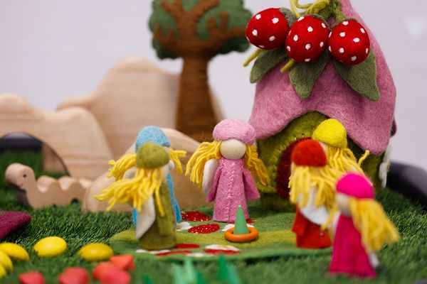 Zwergenhaus Erdbeere aus Wollfilz, (H: 25 cm) (SONDERANGEBOT) Zwergenhaus Erdbeere aus Wollfilz, (H: 25 cm) (SONDERANGEBOT)