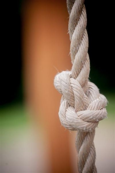 Klettergerüst mit Kletterwand und Rutsche
