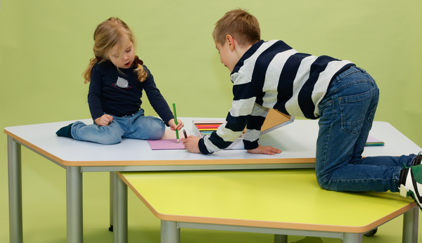 Fünfecktisch mit 2 Rollen, Platte mit Melaminharzbeschichtung, LxB: 120x110 cm