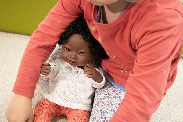 Puppe Mädchen afrikanisch mit Downsydrom - 38 cm