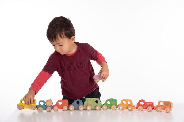 Regenbogen Holzfahrzeuge-Set, 12 Teile, ab 12 Monate Regenbogen Holzfahrzeuge-Set, 12 Teile, ab 12 Monate