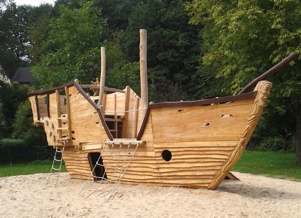 Spielschiff, Hölzerne Bootsattrappe, Kletter-/Spielgerät, Sandkasten Umgebung, Naturalholz
