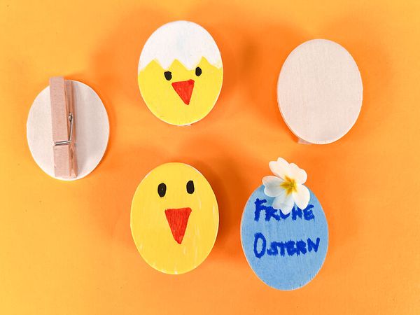 Ostereier, Holz-Eier, bemalte Eier, Eier-Dekoration, Huhn/ Küken, blaues Ei mit Blume
