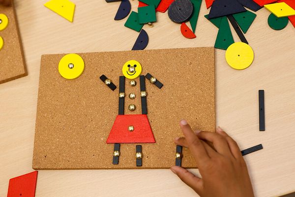 holzbrett, mosaik, korkplatte, menschfigur, bastelmaterialien