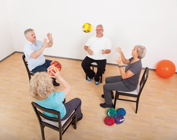 Senioren, Sportgruppe, Bewegung, Balltraining, Stuhlkreis