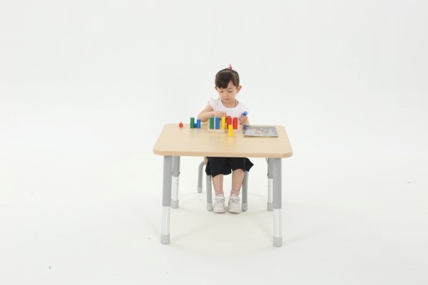 Tisch-Stuhl-Kombi Owlaf, quadratisch, 1 Tisch + 4 Stühle, Spanplatte mit HPL-Oberfläche, Sitzhöhe 26 cm 